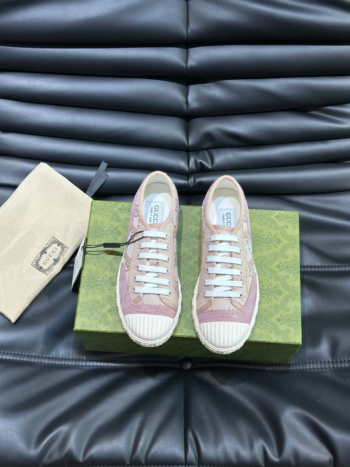 Men's shoes 💰p380 "GUCC*" Couple style 👫 lace-up canvas sneakers, crafted from light blue GG denim fabric, showing uniqueness. Classic details such as the GG printed embossed outsole, interlocking G and "Gucci" embroidery add to the glamorous style. Privately-made T men's shoes 💰pU original outsole, with exquisite details, impeccable fit, and a flat toe that has a retro feel! Customized canvas, classic double G logo, and the spring and summer color combinations are also very interesting! Size: Female 35-39. Male 38-44
